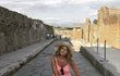 Růžových šatů za 25 dolarů si nejdříve všimla zahraniční média při její dovolené v Itálii