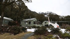 Chata Lake McKenzie, v níž Pavlína strávila měsíc, když čekala na záchranu.