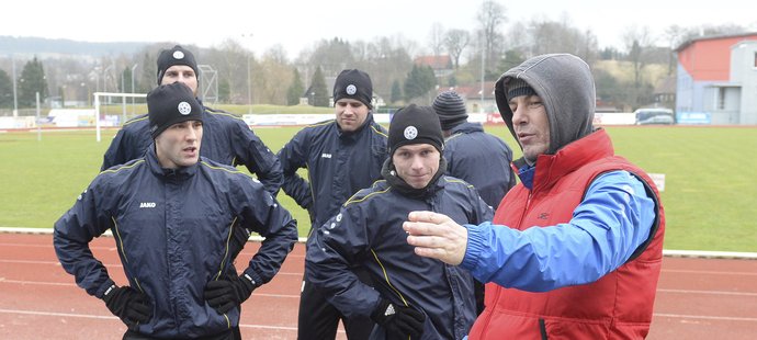 Trenér Varnsdorfu Zdenko Frťala udílí další pokyny pro tréninkovou jednotku, hráči musejí zdolat schody na hlavní tribuně.