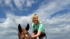 První dáma Eva Pavlová farmářkou: sklízela, jezdila a krmila (27.6.2025).