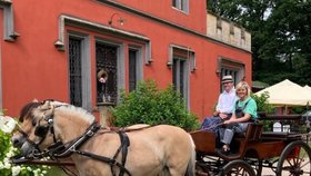 První dáma Eva Pavlová farmářkou: sklízela, jezdila a krmila (27.6.2025).