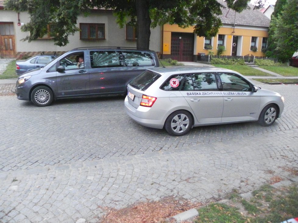 Pohřební vůz před domem ve Velkých Pavlovicích
