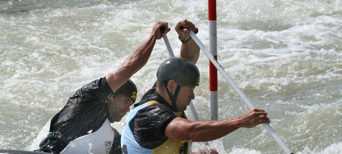 Reprezentanti Slovenska a víťazi v kategórii C2 Pavol a Peter Hochschornerovci počas finálovej jazdy na pretekoch Autopolis Slovak Open ICF Ranking Series vo vodnom slalome v Čunove.