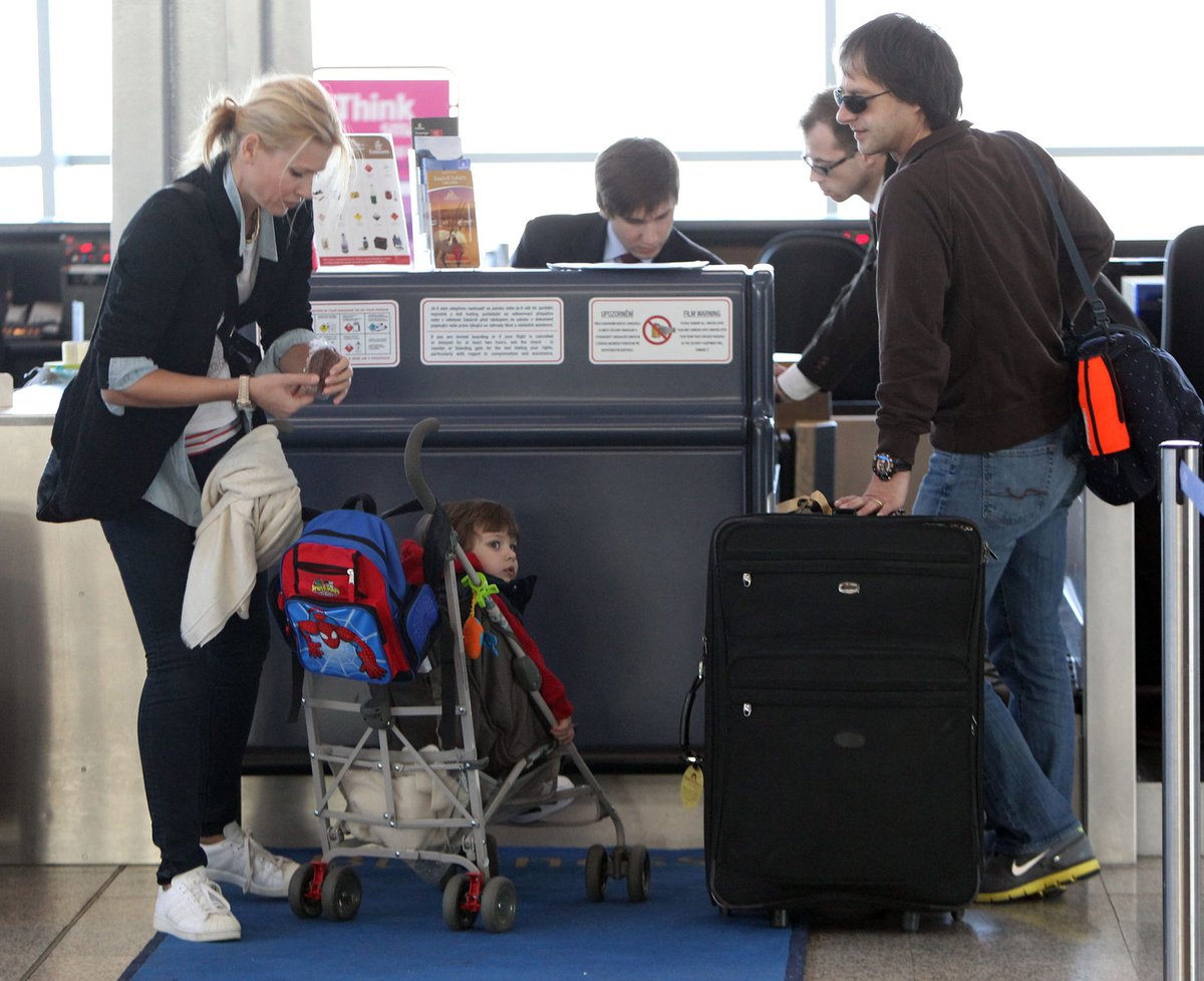 Pavol Habera s partnerkou Danielou a synkem Paulem Henrym na ruzyňském letišti před odletem na dovolenou.