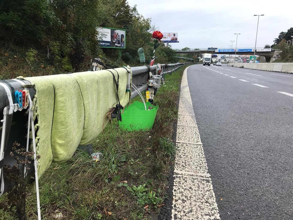 Čtyři měsíce po tragédii jsou na místě stále svíčky a květiny.