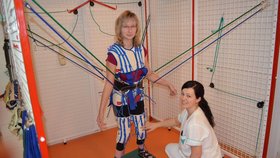Speciálně vyškolená fyzioterapeutka Adéla Pchálková je v kleci Zuzčinou pravou rukou. Naučila ji i koordinovat pohyb na pohyblivé plošině.