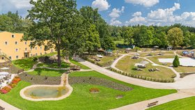 Sluneční pláž, zahrada spojuje pro hotelové hosty venkovní terasu a aquapark