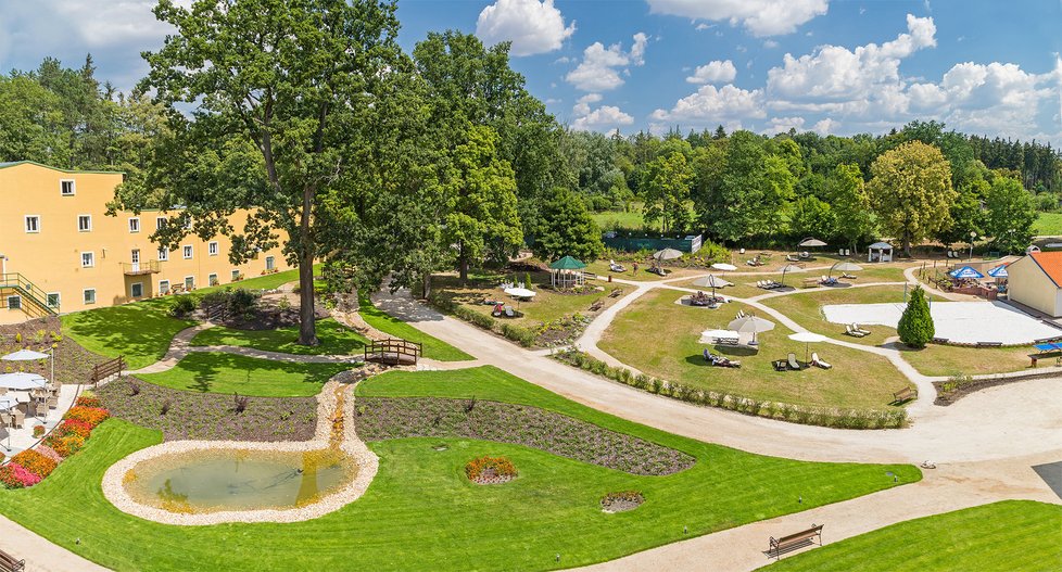 Sluneční pláž, zahrada spojuje pro hotelové hosty venkovní terasu a aquapark