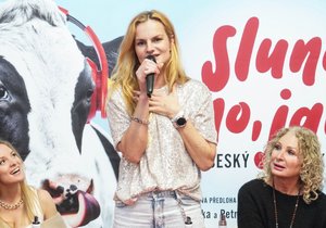 Blažena Nikol Ďuricová, máma Škopková Iva Pazderková a paní řídící Světlana Nálepková.