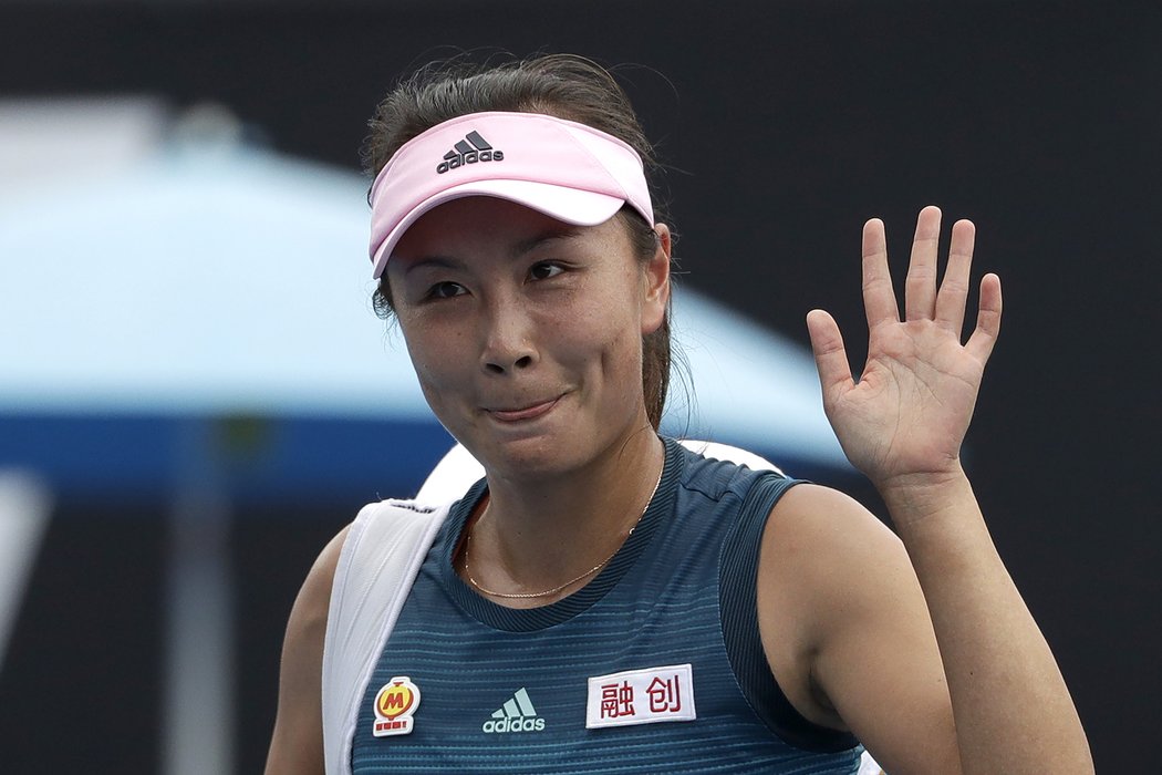 Nedávno měla Pcheng Šuaj rozdávat úsměvy na turnaji. Ten ale na fanoušky působil pofiderně, jako kdyby ani oficiální akcí nebyl.