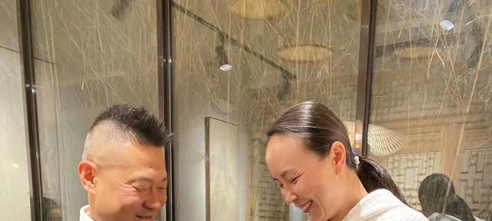 Čínská tenistka si údajně vyrazila s přáteli na večeři. Příliš uvolněně u toho ale nevypadala ani ona, ani někteří lidé u stolu.