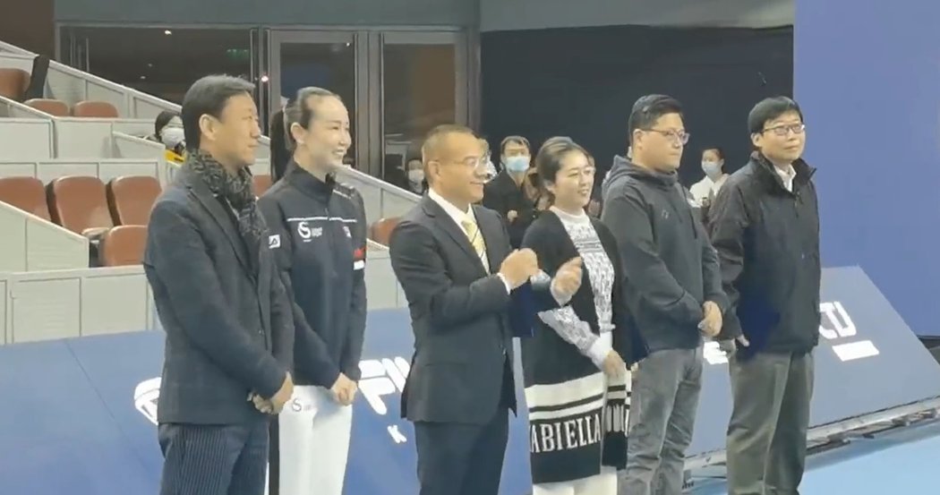 Nedávno měla Pcheng Šuaj rozdávat úsměvy na turnaji. Ten ale na fanoušky působil pofiderně, jako kdyby ani oficiální akcí nebyl.
