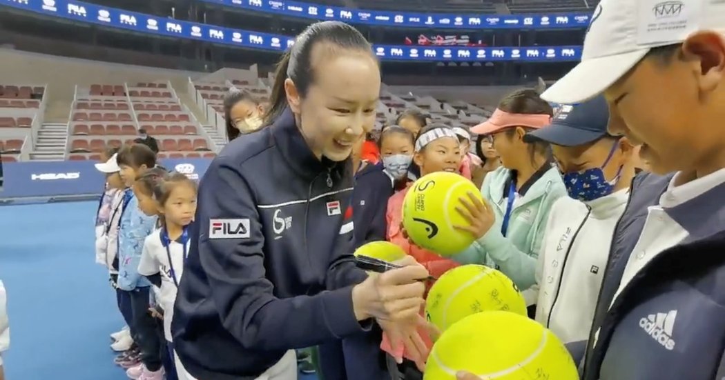 Pcheng Šuaj měla rozdávat úsměvy na turnaji. Veřejnost za tím ale vidí jen další chytrý tah čínského režimu.