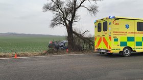 Na silnici u Pcher v Kladenském okresu havaroval osobní vůz. Řidič nehodu bohužel nepřežil.