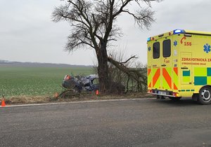 Na silnici u Pcher v Kladenském okresu havaroval osobní vůz. Řidič nehodu bohužel nepřežil.