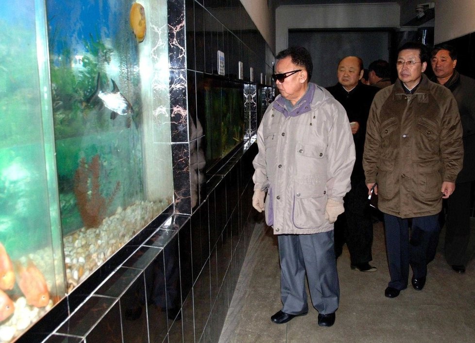 Kim Čong-il na inspekci zoologické zahrady v Pchjongjangu