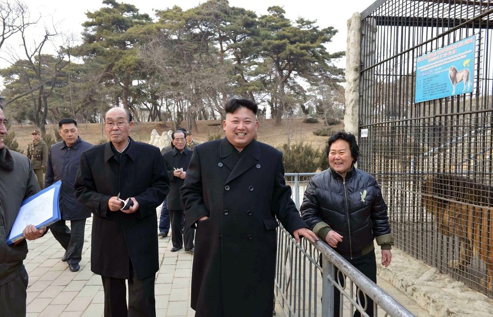 Kim Čong-un na inspekci zoologické zahrady v Pchjongjangu