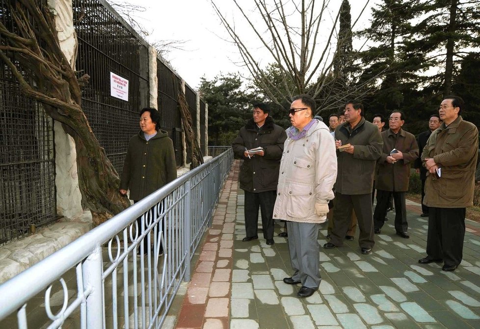 Kim Čong-il na inspekci zoologické zahrady v Pchjongjangu