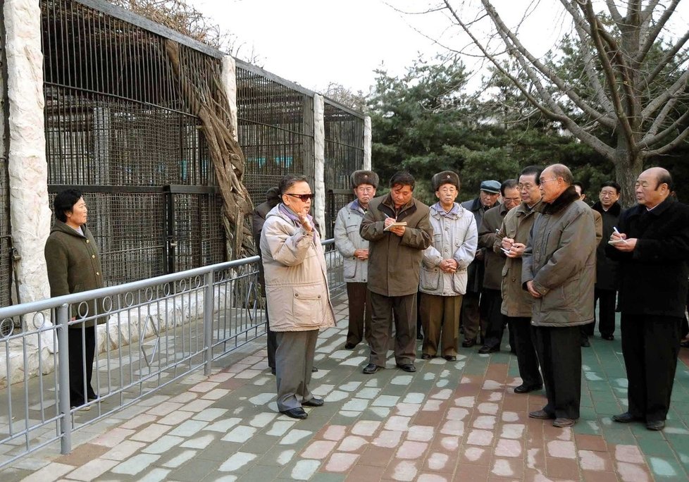 Kim Čong-il na inspekci zoologické zahrady v Pchjongjangu