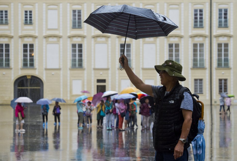 Úterý přinese letních 26 °C, deštníky ale ještě neodkládejte