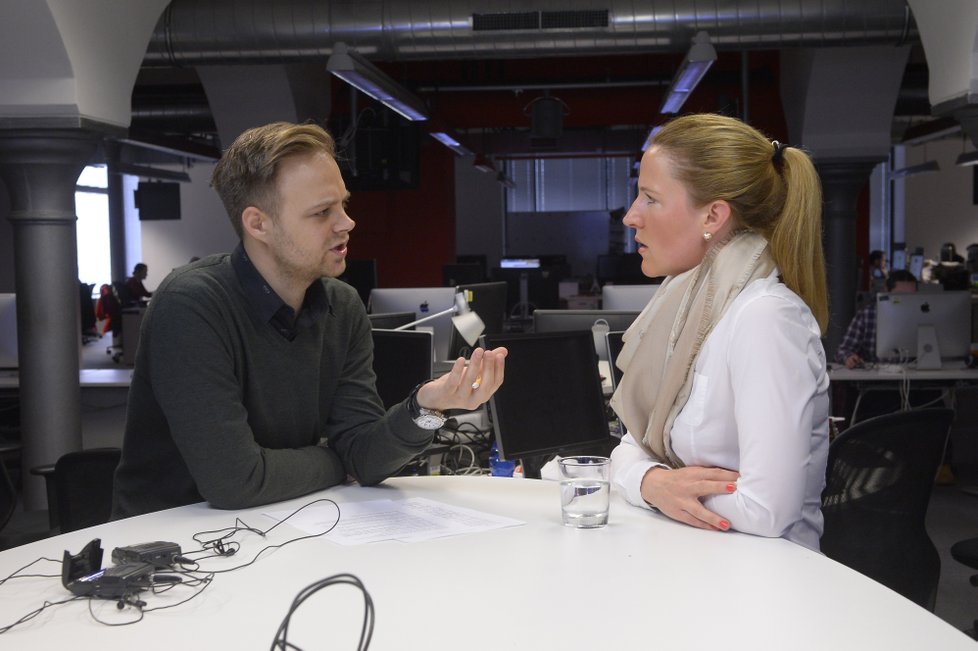 Karolína Peake ve studiu Blesk litovala, že neodešla z vlády Petra Nečase. Její kroky se prý snažila řídit Jana Nagyová.