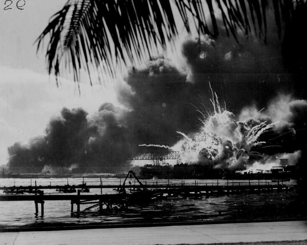 Torpédoborec USS Shaw explodující během japonského útoku na Pearl Harbor