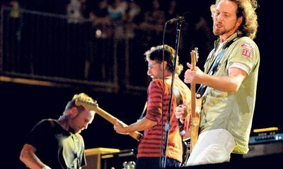 Skupina Pearl Jam a její kytaristi zleva Mike McCready a Stone Gossard jsou považováni za špičku.