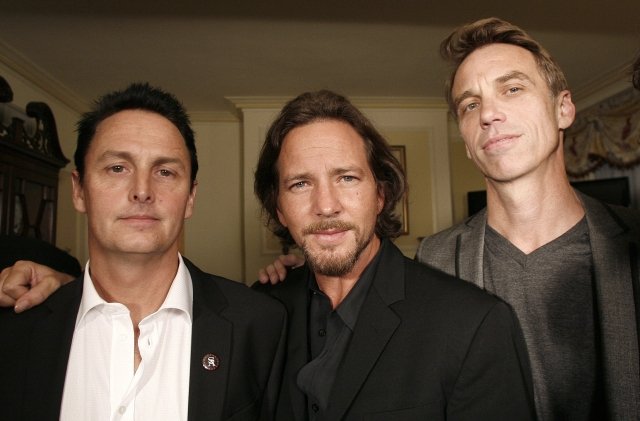 Zleva: Mike McCreedy, Eddie Vedder, and Matt Cameron