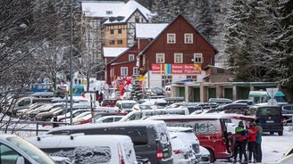 Krkonošský kolaps. Do hor se vydaly davy lidí, silnice a parkoviště jsou plné