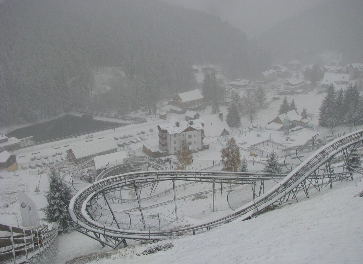 Sobota 27. října, 12 hodin - 12 cm sněhu.