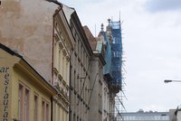 Zřícený dům v Praze: Policie obvinila dva stavaře