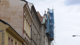 Kvůli zřícení domu v Soukenické ulici byli obviněni dva lidé.