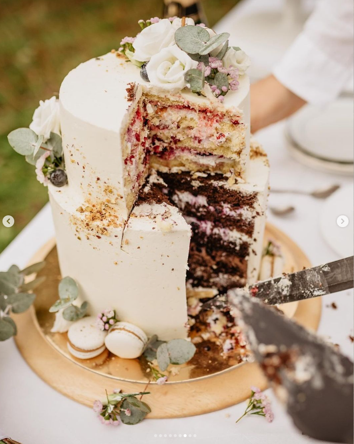 Svatební dort si dost možná upekla sama. 