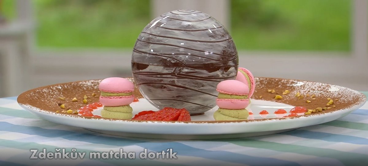 Peče celá země: Zdeněk udělal pěknou čokoládovou kouli s dortíkem.