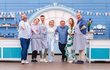 Finalisté, moderátoři a porotci soutěže Peče celá země, kterou nakonec vyhrál Vojta (třetí zleva). Finalisté, moderátoři a porotci soutěže Peče celá země, kterou nakonec vyhrál Vojta (třetí zleva).