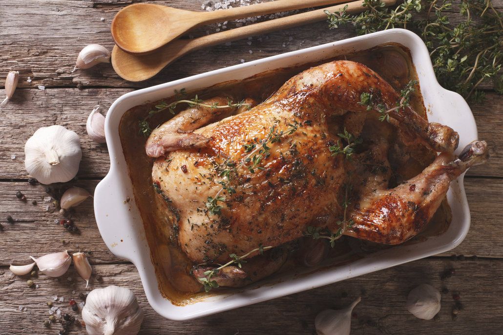 Pečené kuře je sázka na jistotu. Ochutit můžete bylinkami nebo nejrůznějším kořením.