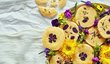 Jedlými květy můžete ozvláštnit i obyčejné máslové sušenky