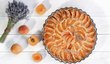 Pokud máte rádi neobvyklé chutě, můžete do tvarohového krému přidat i trochu sušené levandule, která se k meruňkám skvěle hodí