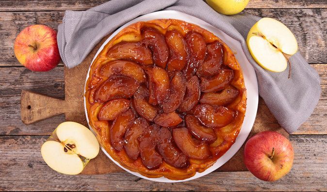 Jablka na obrácený koláč použijte tvrdší, kyselejší a ne moc šťavnatá, aby se nerozvařila nebo nerozředila karamel