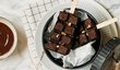 K brownies "nanukům" podávejte omáčku z hořké čokolády se špetkou chilli