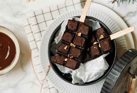 K brownies &#34;nanukům&#34; podávejte omáčku z hořké čokolády se špetkou chilli