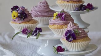 Barevné mlsání: Cupcakes s borůvkovou náplní a jedlými květy!