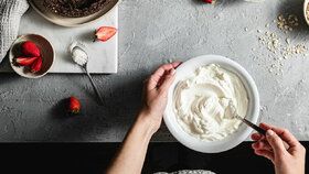 Pečeme s jogurtem: 9 skvělých receptů na mlsání bez výčitek!