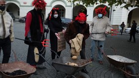 Hejtmani Petra Pecková (STAN) a Martin Netolický (ČSSD) i pražský primátor Prahy Zdeněk Hřib (Piráti) přivezli Sněmovně dar z „rozpočtového pekla“ (5. 12. 2020)