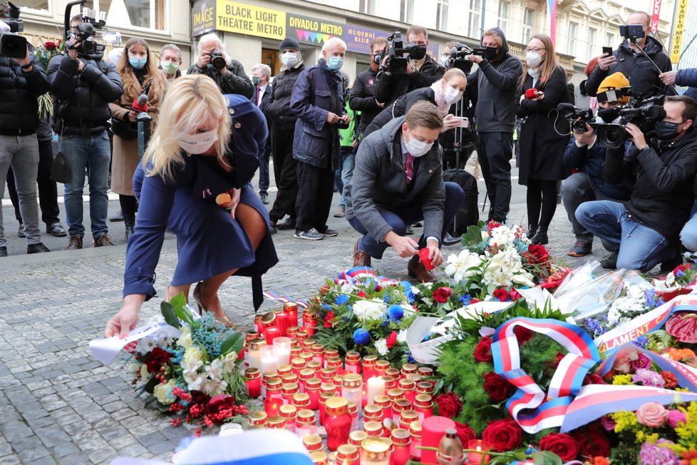 Středočeská hejtmanka Petra Pecková a předseda hnutí Vít Rakušan (oba STAN) na Národní třídě (17. 11. 2020)