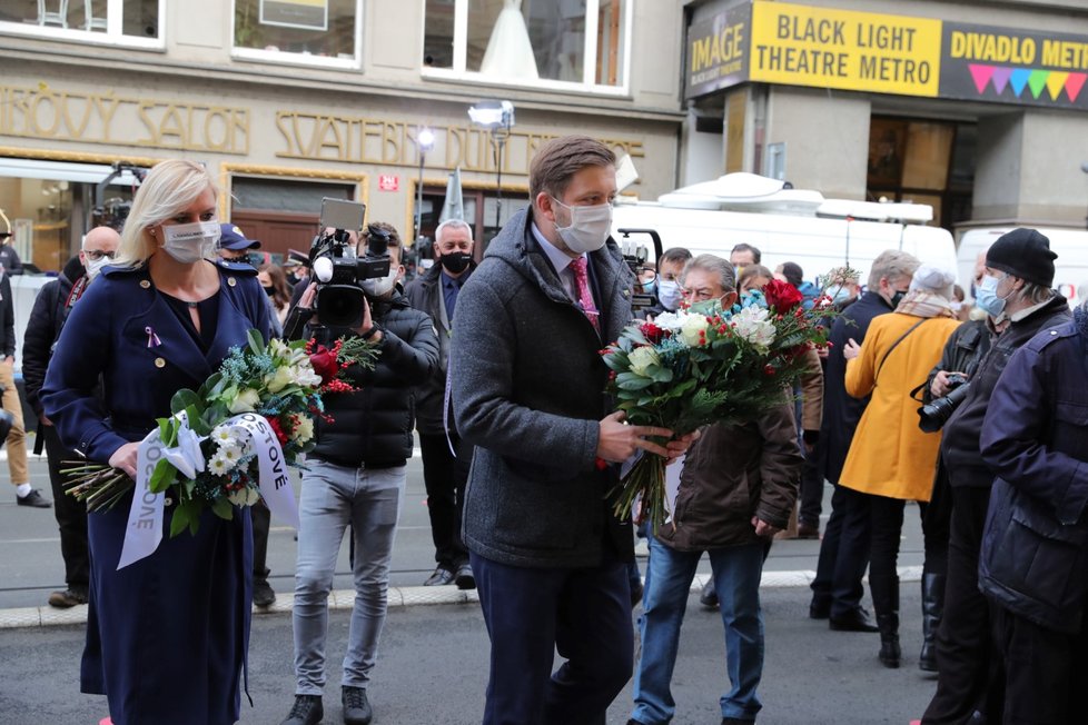 Středočeská hejtmanka Petra Pecková a předseda hnutí Vít Rakušan (oba STAN) na Národní třídě (17. 11. 2020)