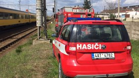 V Pečkách srazil vlak ženu. Ta na místě zemřela.