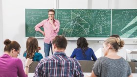 Dopad na zvýšení průměrného platu státních zaměstnanců mělo i přidání peněz učitelům a nepedagogickým pracovníkům v regionálním školství.