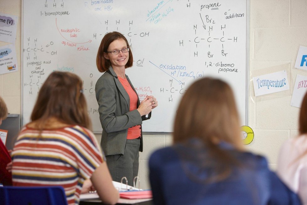 Dopad na zvýšení průměrného platu státních zaměstnanců mělo i přidání peněz učitelům a nepedagogickým pracovníkům v regionálním školství.