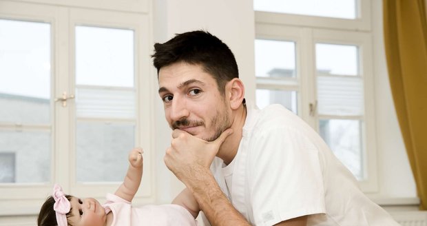 Cyril Matějka vystupuje jako Děckař. Tak se prý přezdívá pediatrům. Jeho pomůckou je figurínka dítěte.